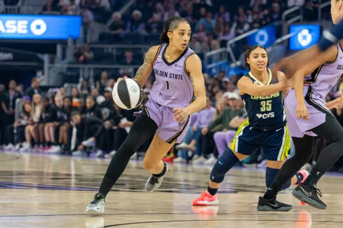 Gabby Williams frôle son record de points et les Valkyries dominent les Wings