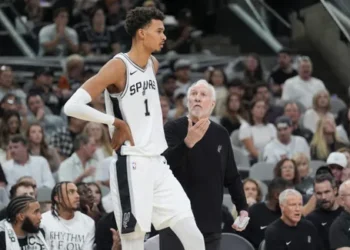 Gregg Popovich, loin du banc mais au cœur des Spurs