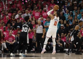 Jalen Brunson et les Knicks frappent les premiers à San Antonio !