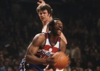 Le 23 juin 1972, les Rockets envoient Elvin Hayes aux Bullets