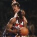 Le 23 juin 1972, les Rockets envoient Elvin Hayes aux Bullets