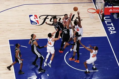 Le ballon de la claquette victorieuse d’OG Anunoby va être mis aux enchères
