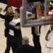 Le fan qui voulait un « selfie » avec Wemby banni à vie des salles NBA