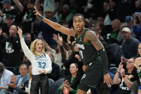 Les Wolves avancent sur le dossier Ayo Dosunmu