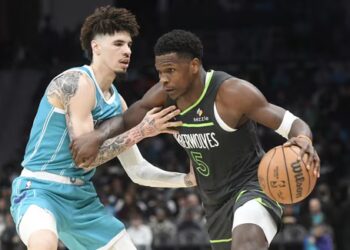 Les Wolves et les Hornets font le pari inverse sur Anthony Edwards