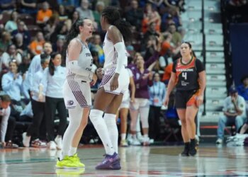 Marina Mabrey fait tomber une pluie de 3-points sur Connecticut