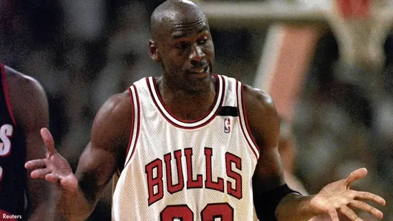 Michael Jordan hausse les épaules et descend les Blazers