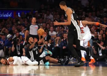 Pas de faute flagrante pour Victor Wembanyama après son geste sur Jalen Brunson