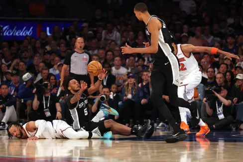 Pas de faute flagrante pour Victor Wembanyama après son geste sur Jalen Brunson