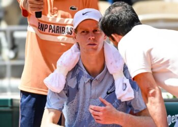 Roland Garros > Bertolucci s'agace à propos de Sinner : "Avec 30 degrés et 25 % d’humidité, comment a-t-il pu gagner deux fois sur dur en Australie et à Indian Wells ? Vous devez m’expliquer ça. Donc ça ne pouvait pas être un coup de chaud"