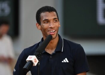 Roland Garros > Félix Auger-Aliassime au public après sa qualification en quarts de finale : "Je sais qu'il n'y a plus de français dans le tournoi mais je vais devoir compter sur votre support pour essayer d'aller au bout"