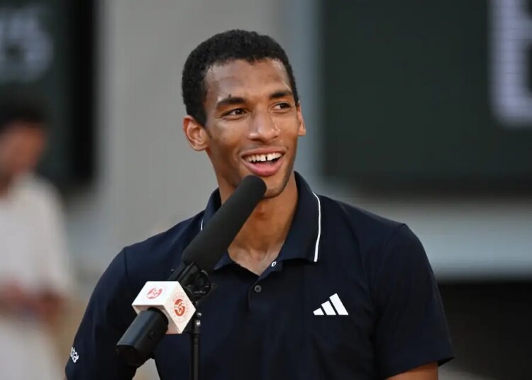 Roland Garros > Félix Auger-Aliassime au public après sa qualification en quarts de finale : "Je sais qu'il n'y a plus de français dans le tournoi mais je vais devoir compter sur votre support pour essayer d'aller au bout"