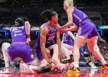 Stephanie White s’emporte face aux coups reçus par Caitlin Clark