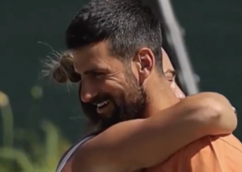 Vidéos, Wimbledon > Le gros câlin entre Djokovic et Sabalenka pour leurs retrouvailles