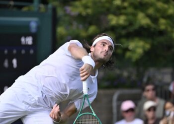 Wimbledon > Avec Mouratoglou dans sa box, Tsitsipas est déjà ressuscité : "La première chose que je tiens à dire, c’est que ma façon de jouer d’il y a quelques années m’avait manqué. Aujourd’hui, pendant que j’étais sur le court, je repensais aux grands combats que j’ai menés à Wimbledon"