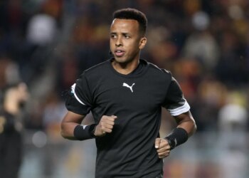 un co-organisateur tend la main à l'arbitre Omar Artan, recalé par les Etats-Unis