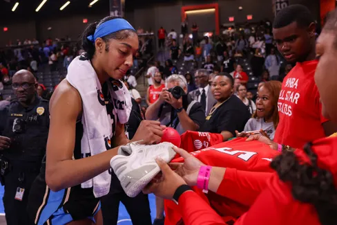 Angel Reese salue la sanction de la WNBA contre Sandy Brondello