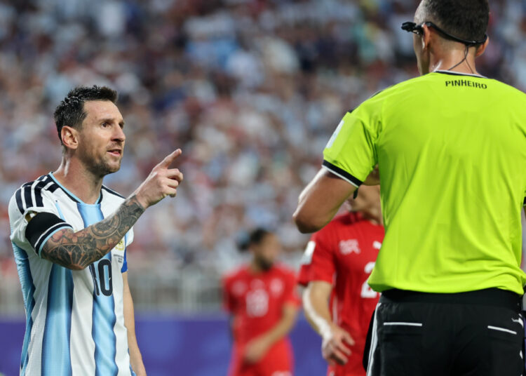 Argentine-Suisse, Lionel Messi dérape et menace l’arbitre en plein match