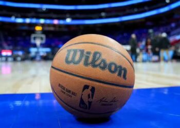 Avec son nouveau ballon connecté, la NBA prépare la prochaine aide à l’arbitrage