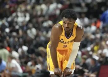 Bronny James ne devrait pas suivre son père aux Sixers