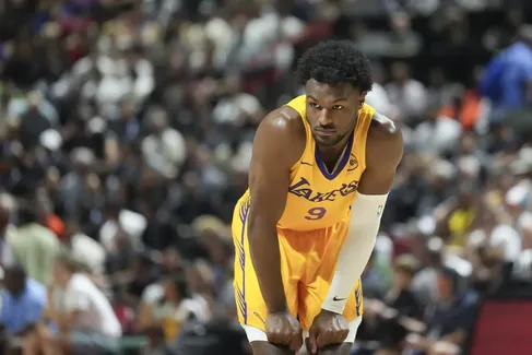 Bronny James ne devrait pas suivre son père aux Sixers