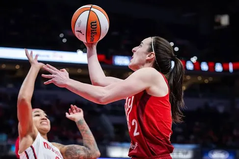 Caitlin Clark et Kayla McBride, joueuses de la semaine en WNBA