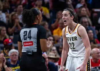 Caitlin Clark furieuse après un contact non sifflé