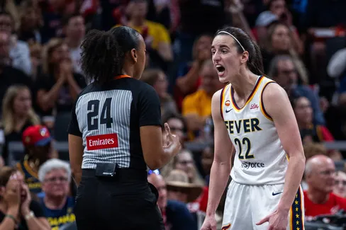 Caitlin Clark furieuse après un contact non sifflé