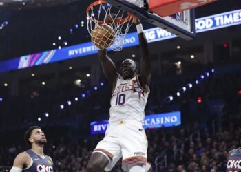 En disciple de Rudy Gobert, Khaman Maluach prend de l’envergure