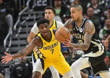 Kam Jones rebondit à Milwaukee