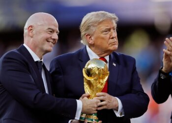 La FIFA et Gianni Infantino sévèrement critiqués en plein direct