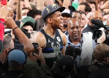 Le 20 juillet 2021, Giannis Antetokounmpo met les Suns et le monde à ses pieds