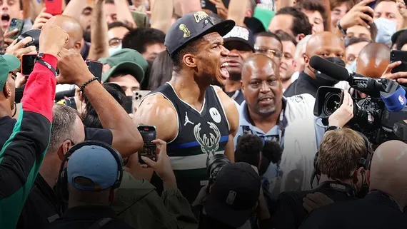 Le 20 juillet 2021, Giannis Antetokounmpo met les Suns et le monde à ses pieds