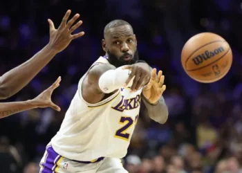 LeBron James principalement utilisé à la mène avec les Sixers ?