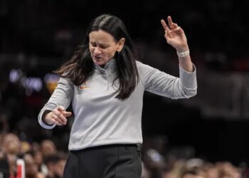 Sandy Brondello suspendue un match par la WNBA après son commentaire sur Angel Reese