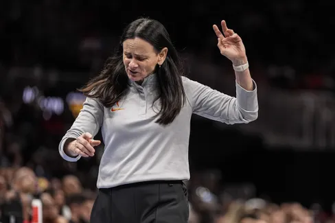 Sandy Brondello suspendue un match par la WNBA après son commentaire sur Angel Reese