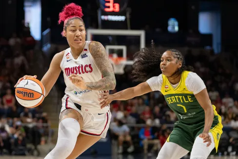 Shakira Austin finit fort face à Seattle