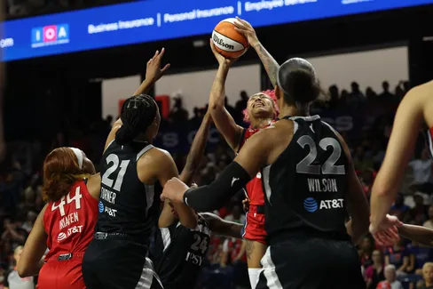 Shakira Austin mystifie les Aces dans les dernières secondes
