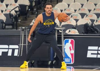 Tyus Jones reste à Denver