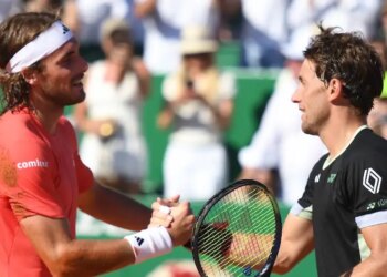 Vidéos > L'échange "lunaire" entre Casper Ruud et Stefanos Tsitsipas