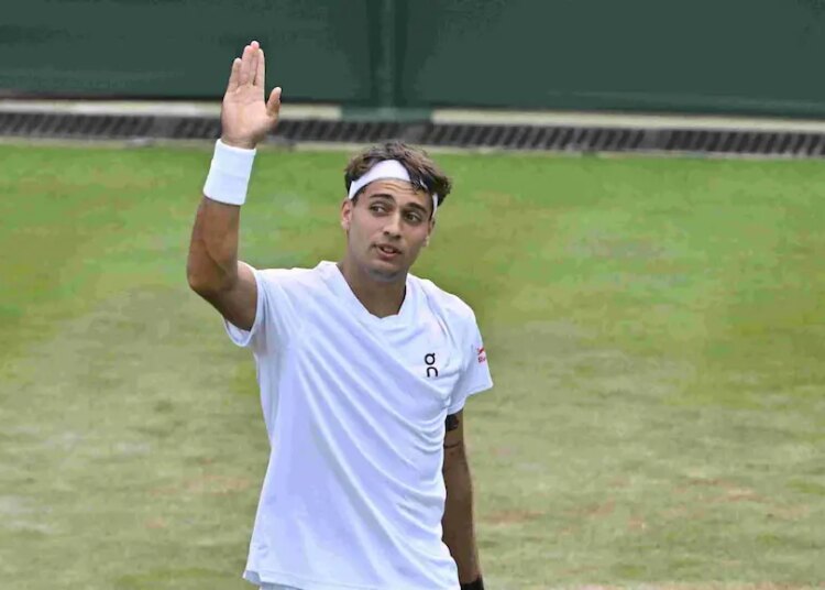 Wimbledon > Flavio Cobolli, tombeur d'Alex De Minaur : "J’espère pouvoir rentrer tôt à la maison. Mais d’abord, il faut qu’on en trouve une. Parce qu’en fait, on n’a pas de maison"