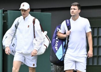 Wimbledon > Kecmanovic, battu en cinq sets par Sinner : "Il paraît plus humain seulement si l'on s'attend à jouer par par 40°C pendant quatre heures"