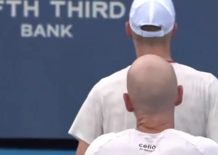 ATP - Cincinnati, Vidéos > La colère de Shapovalov qui se venge en allumant Mannarino au filet !