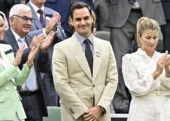 ATP > L'anecdote de Annacone sur Federer qui ne va pas plaire à Benneteau : "En 2012, à Wimbledon, il a eu un problème de dos dès la première semaine du tournoi. Il n’aurait vraiment pas dû gagner, mais il y a eu un report dû à la pluie ; quand il est sorti du court, il était d’un calme olympien. Le kinésithérapeute s’est occupé de lui, et il a dit qu’il allait essayer de s’en sortir"