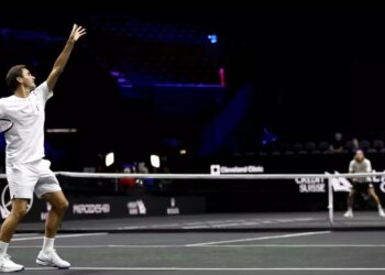 ATP > Le superbe hommage de Stefanos Tsitsipas envers Federer : "Roger, je t'ai admiré tout au long de mon enfance, et même à l'âge adulte, ce qui rendait les affrontements contre toi d'autant plus difficiles"