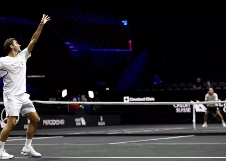 ATP > Le superbe hommage de Stefanos Tsitsipas envers Federer : "Roger, je t'ai admiré tout au long de mon enfance, et même à l'âge adulte, ce qui rendait les affrontements contre toi d'autant plus difficiles"
