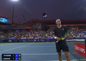 ATP - Montréal, Insolite > Lunaire, Mensik se plaint d'un spectateur, l'arbitre intervient : "Monsieur, au fond du court, les joueurs ont des entraîneurs fantastiques qu’ils paient pour les aider à remporter leurs matchs. Alors, s’il vous plaît, arrêtez"
