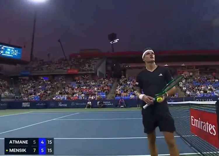 ATP - Montréal, Insolite > Lunaire, Mensik se plaint d'un spectateur, l'arbitre intervient : "Monsieur, au fond du court, les joueurs ont des entraîneurs fantastiques qu’ils paient pour les aider à remporter leurs matchs. Alors, s’il vous plaît, arrêtez"