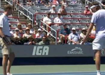 ATP - Montréal > Tsitsipas à l'arbitre lors de sa défaite contre Fonseca : "On dirait un court public. Qu'est-ce qu'on fait là ? C'est un Masters 1000. Je ne raterais jamais une balle comme ça"