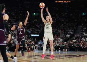 Caitlin Clark et Kelsey Mitchell entrent dans l’histoire, Indiana enchaîne